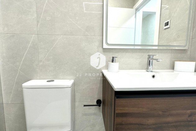 D'occasion - Appartement -
Torrevieja - Playa del Cura