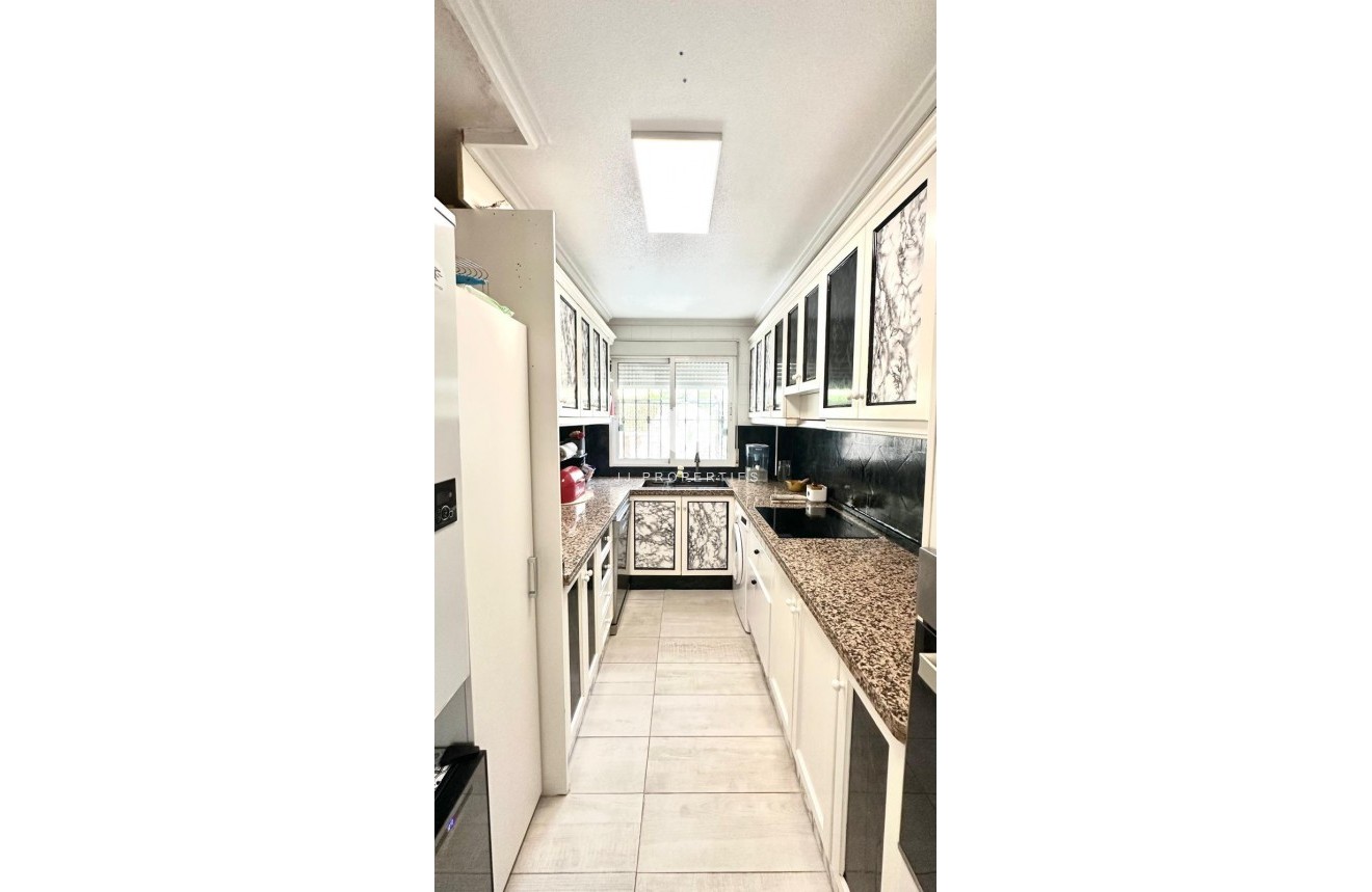 Z drugiej ręki - Villa -
Orihuela Costa - La Regia