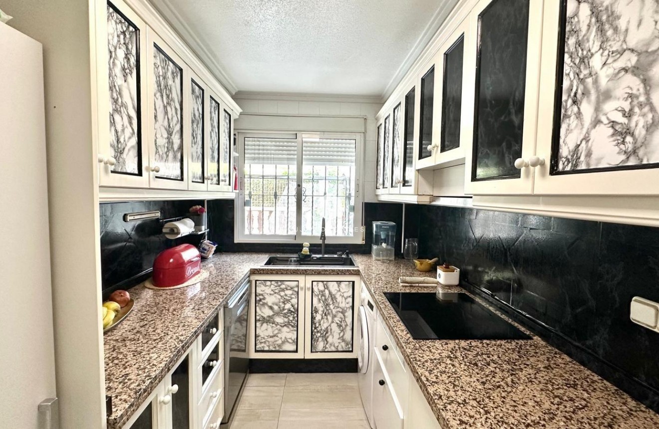 Z drugiej ręki - Villa -
Orihuela Costa - La Regia