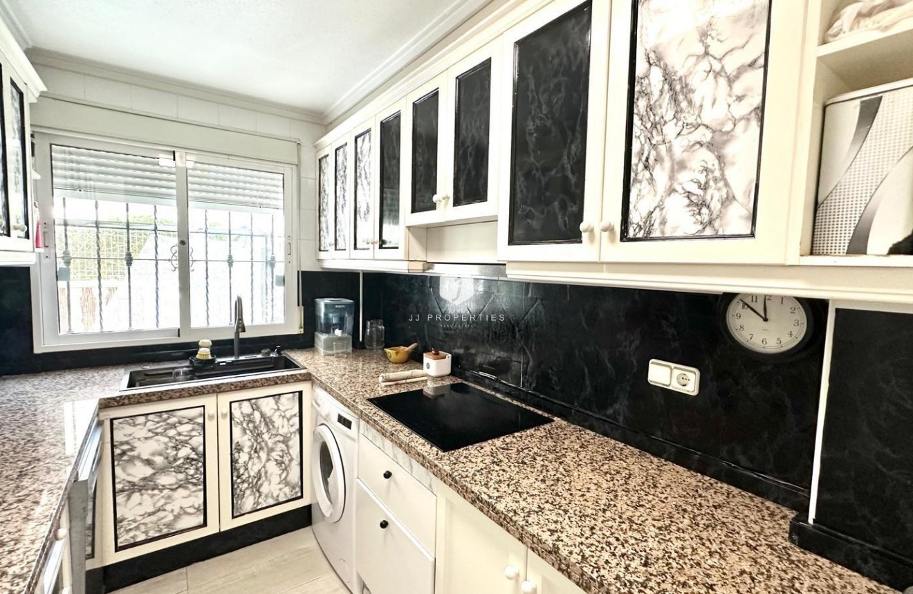 Z drugiej ręki - Villa -
Orihuela Costa - La Regia