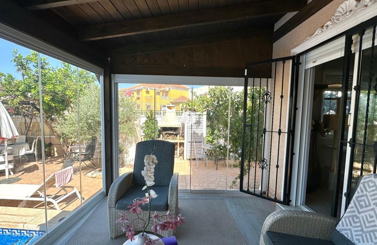 Z drugiej ręki - Villa -
Orihuela Costa - La Regia