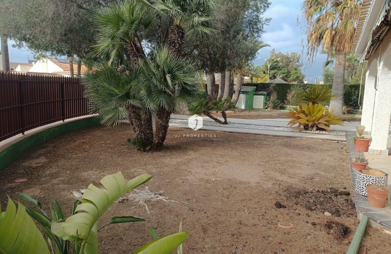 Resale - Villa -
Orihuela Costa - Campoamor
