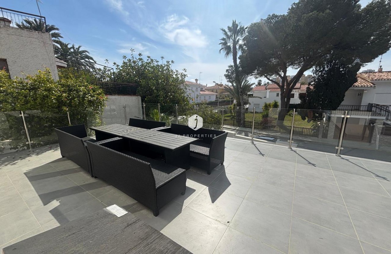 Resale - Villa -
Dehesa de Campoamor - Costa Blanca