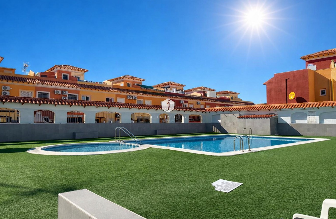 Resale - Bungalow -
Torrevieja - Costa Blanca