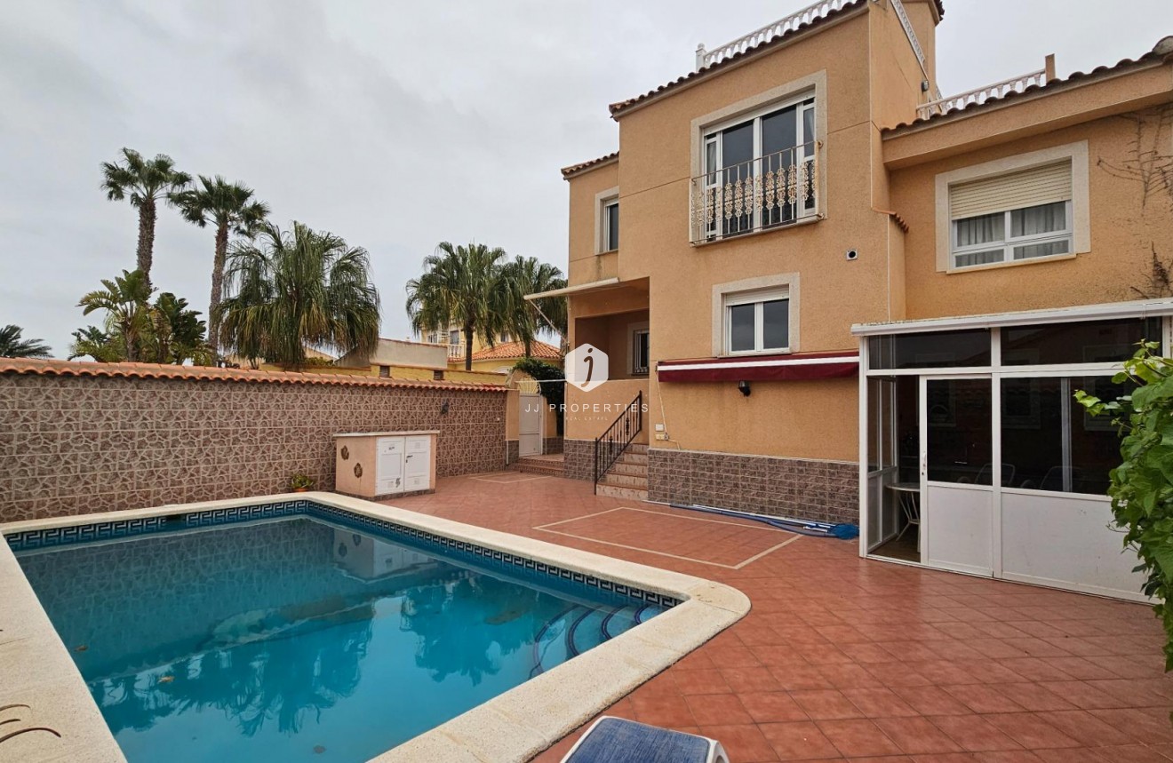 Aus zweiter Hand - Villa -
Torrevieja - El chaparral