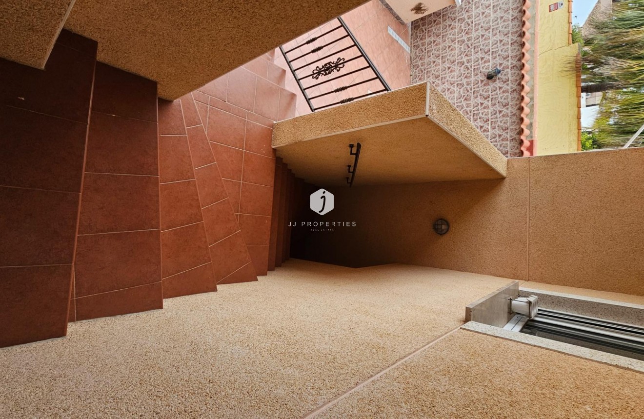 Aus zweiter Hand - Villa -
Torrevieja - El chaparral