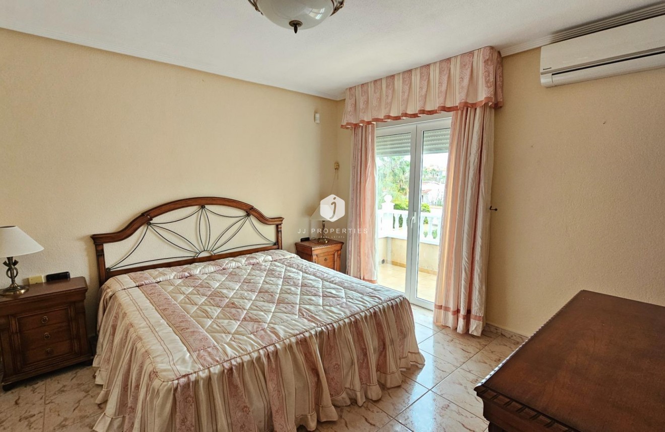 Aus zweiter Hand - Villa -
Torrevieja - El chaparral