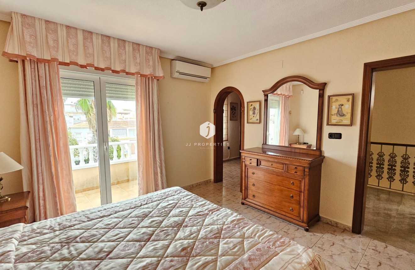 Aus zweiter Hand - Villa -
Torrevieja - El chaparral