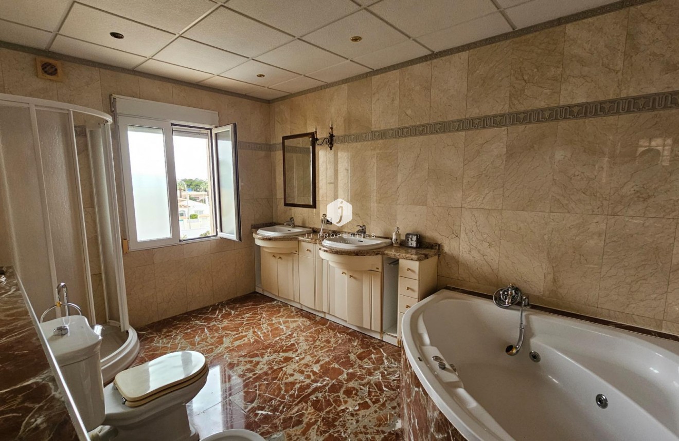 Aus zweiter Hand - Villa -
Torrevieja - El chaparral