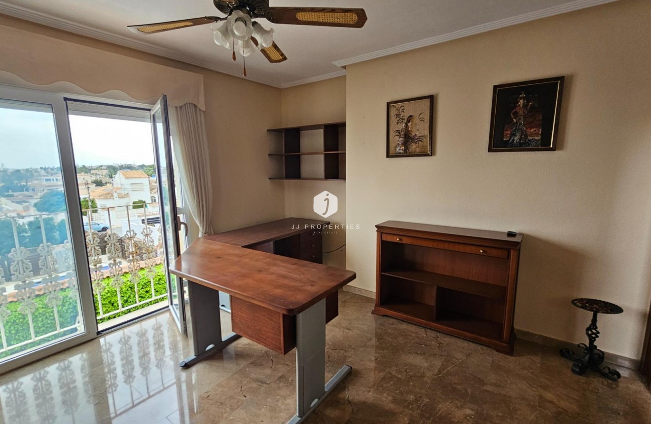 Aus zweiter Hand - Villa -
Torrevieja - El chaparral