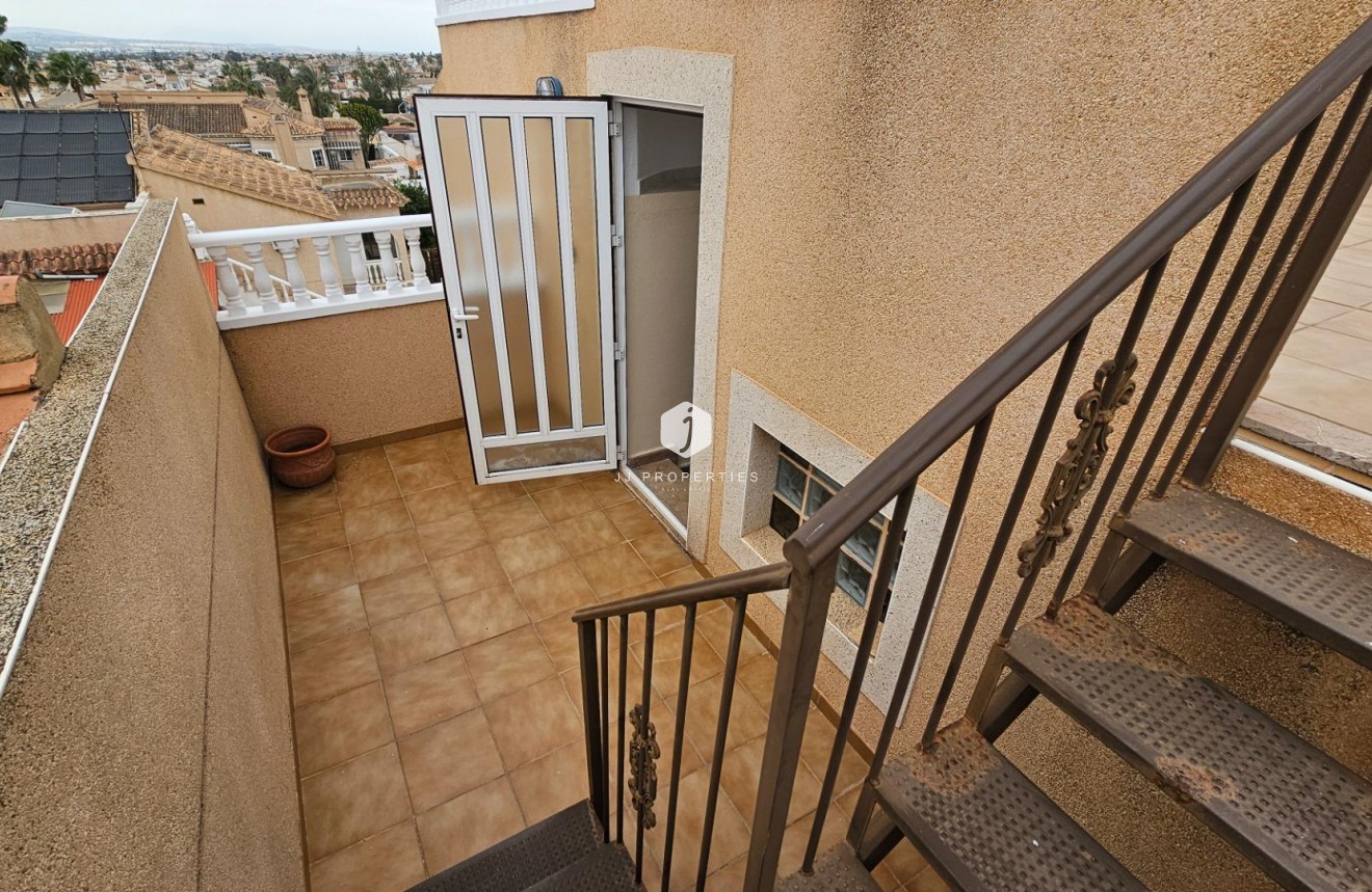 Aus zweiter Hand - Villa -
Torrevieja - El chaparral