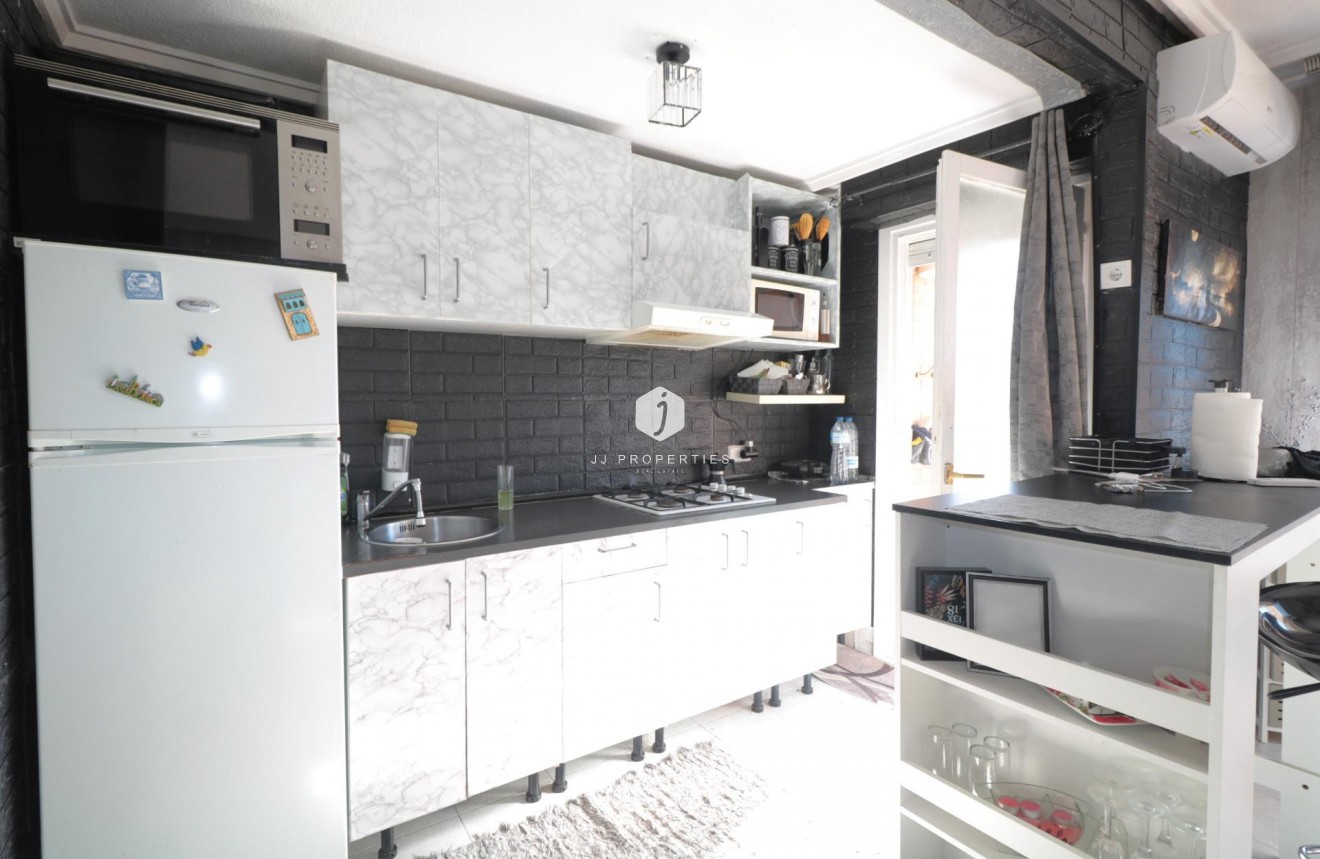 Z drugiej ręki - Mieszkanie w bloku -
Torrevieja - El molino