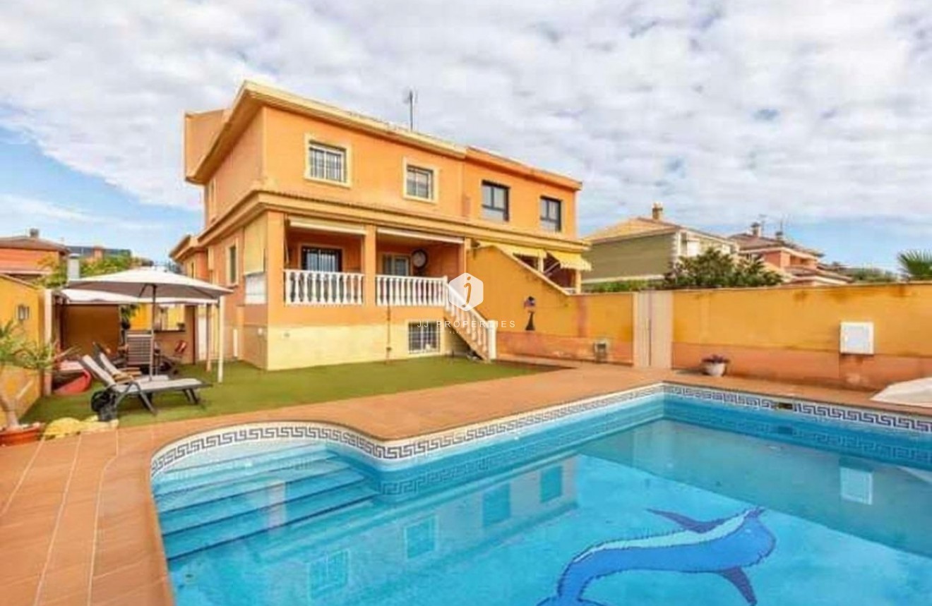 Z drugiej ręki - Villa -
Torrevieja - aguas nuevas
