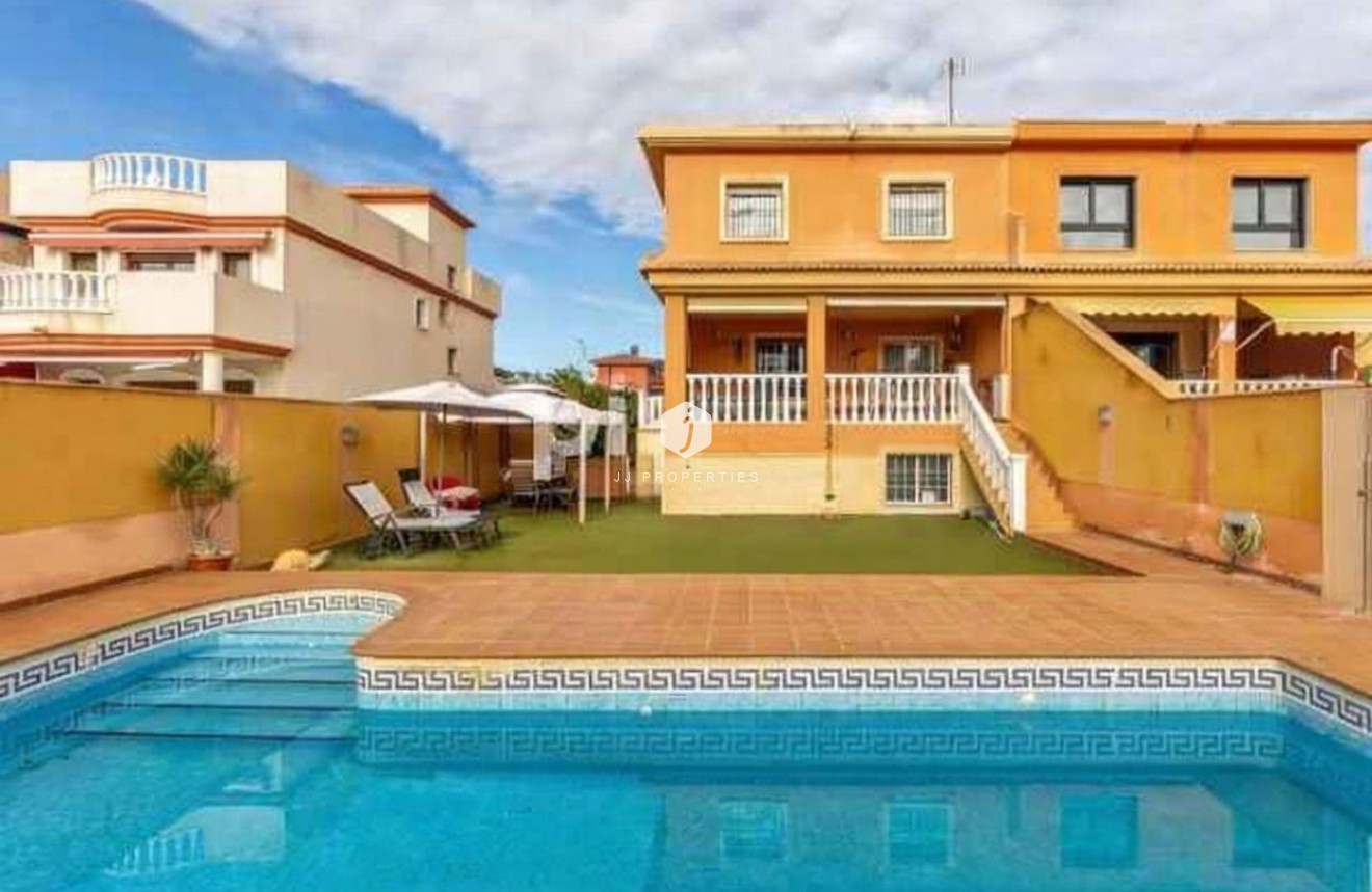 Z drugiej ręki - Villa -
Torrevieja - aguas nuevas