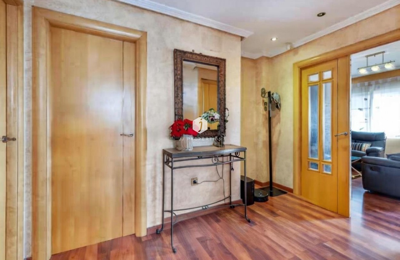 Z drugiej ręki - Villa -
Torrevieja - aguas nuevas