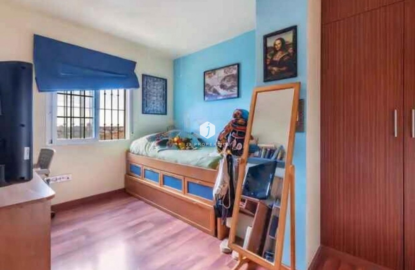 Z drugiej ręki - Villa -
Torrevieja - aguas nuevas