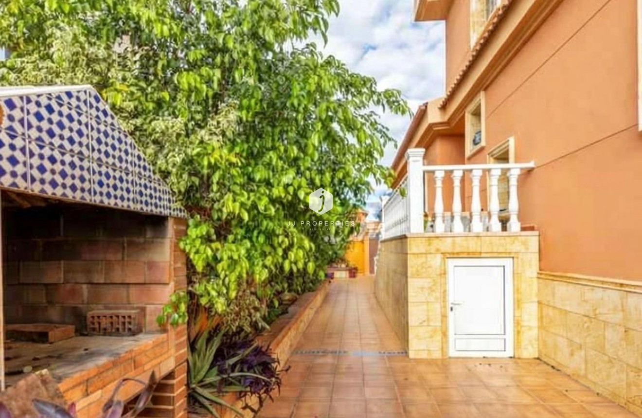 Z drugiej ręki - Villa -
Torrevieja - aguas nuevas