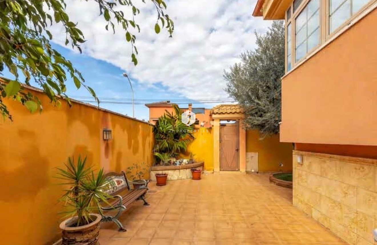 Z drugiej ręki - Villa -
Torrevieja - aguas nuevas