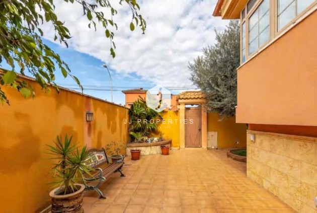 Z drugiej ręki - Villa -
Torrevieja - aguas nuevas