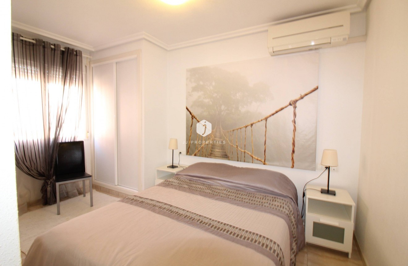 Resale - Apartment / flat -
Torrevieja - Centro