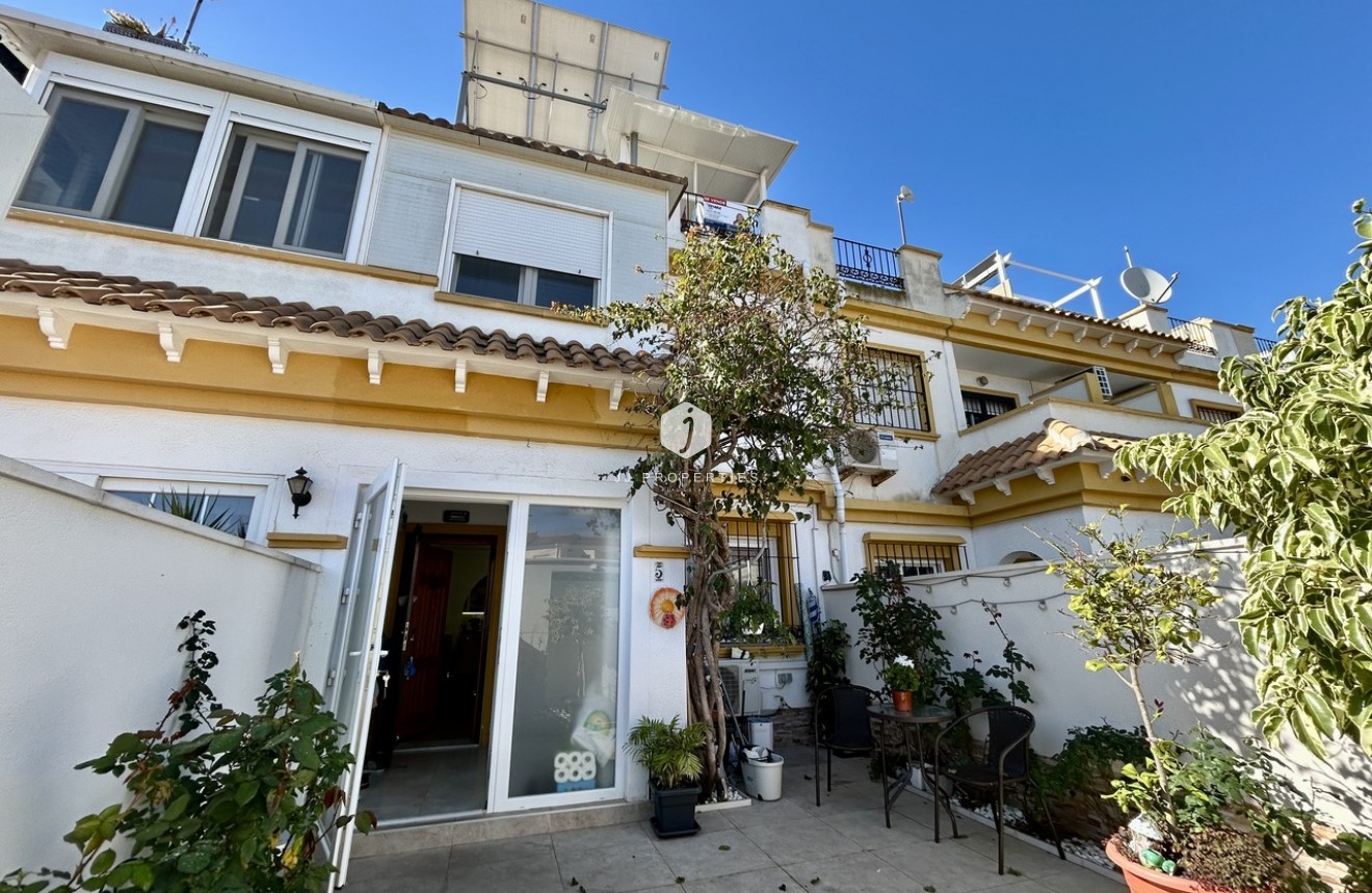 Resale - Chalet -
Torrevieja - Costa Blanca