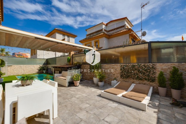 Resale - Villa -
Los Montesinos - La herrada