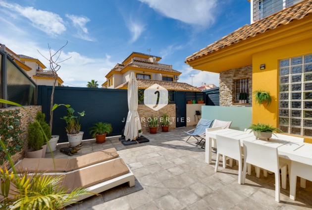 Resale - Villa -
Los Montesinos - La herrada