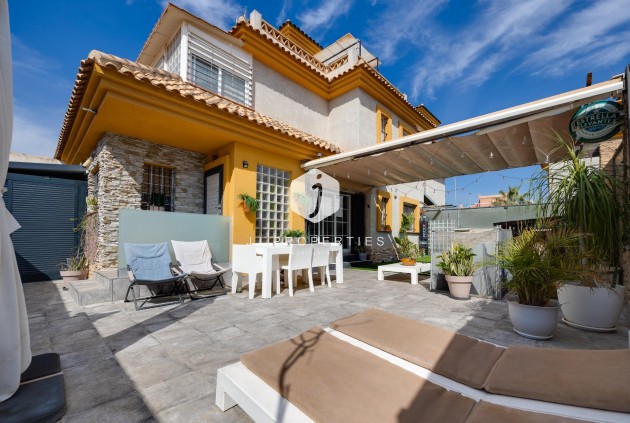 Resale - Villa -
Los Montesinos - La herrada