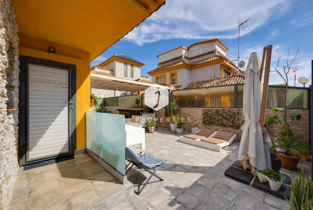 Resale - Villa -
Los Montesinos - La herrada