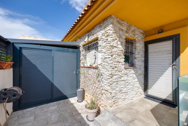 Resale - Villa -
Los Montesinos - La herrada