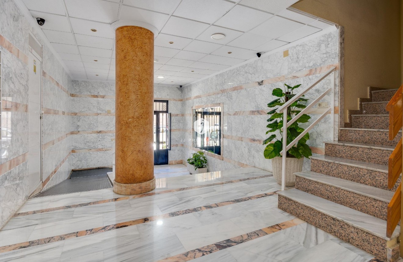 Aus zweiter Hand - Wohnung -
Torrevieja - Estacion de autobuses