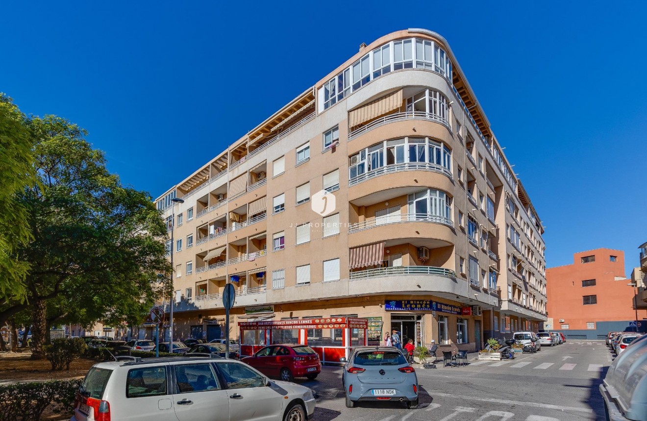 Aus zweiter Hand - Wohnung -
Torrevieja - Estacion de autobuses