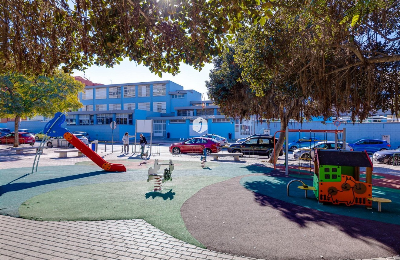 Aus zweiter Hand - Wohnung -
Torrevieja - Estacion de autobuses