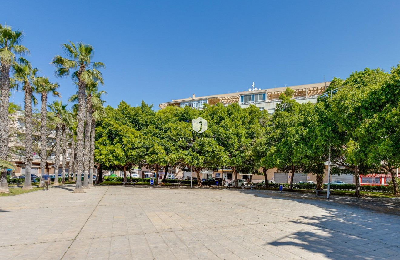 Aus zweiter Hand - Wohnung -
Torrevieja - Estacion de autobuses