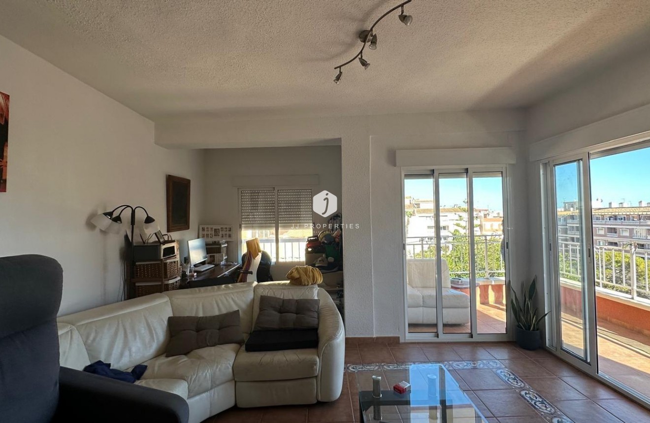 Aus zweiter Hand - Wohnung -
Torrevieja - Estacion de autobuses