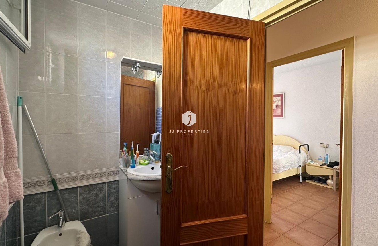 Aus zweiter Hand - Wohnung -
Torrevieja - Estacion de autobuses