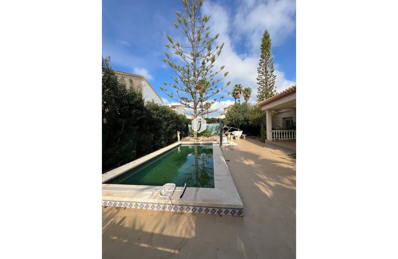 Z drugiej ręki - Villa -
Playa Flamenca