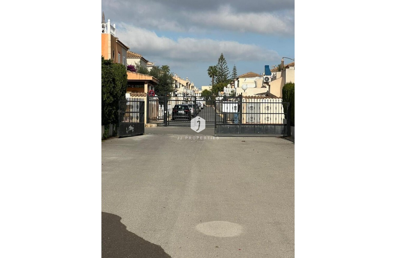 Z drugiej ręki - Villa -
Playa Flamenca