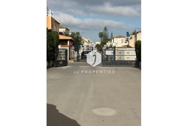 Z drugiej ręki - Villa -
Playa Flamenca