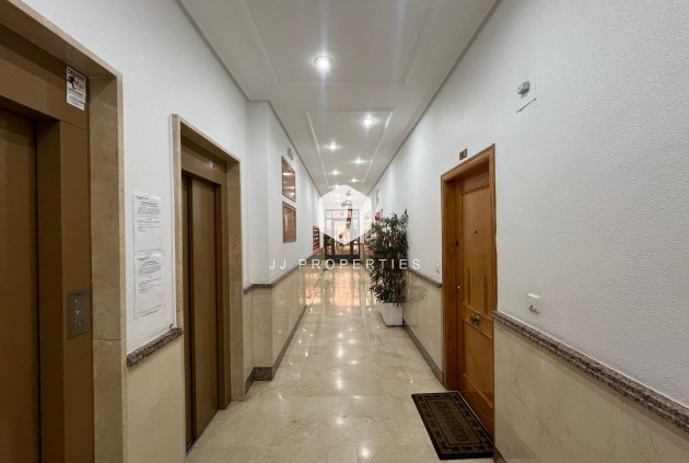 Tweedehands - Appartement / flat -
Torrevieja - Centro