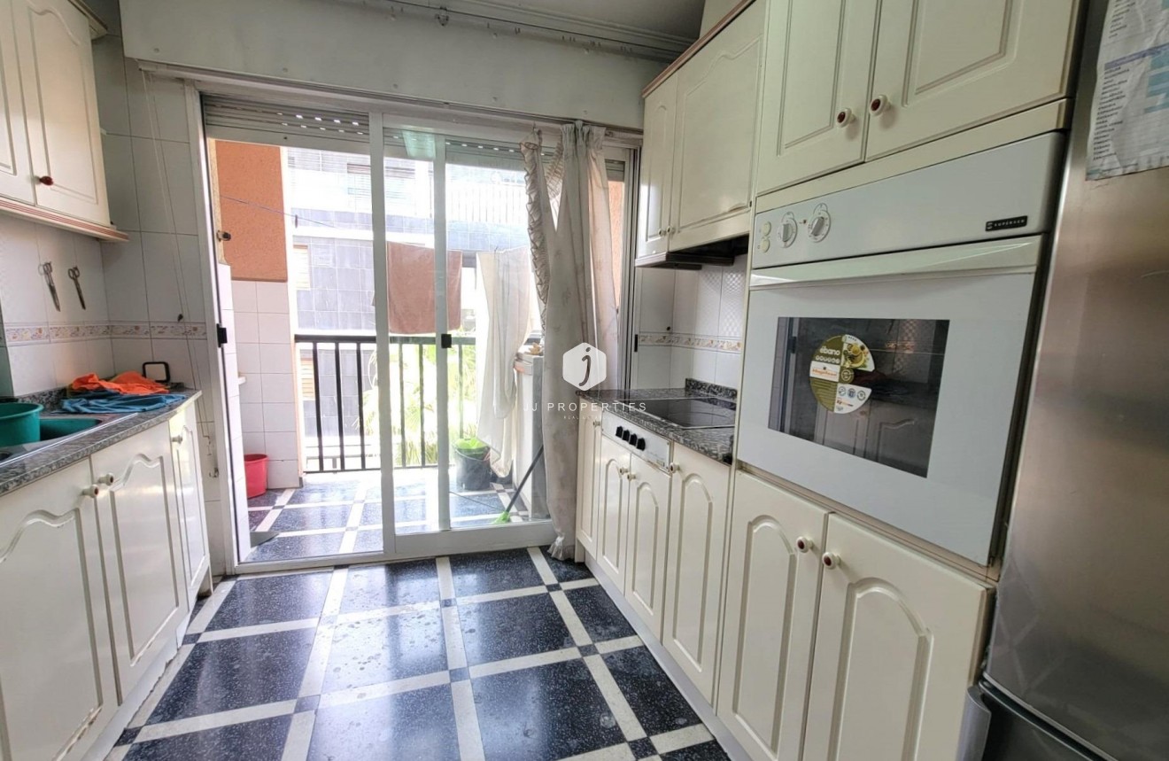 Resale - Apartment / flat -
Torrevieja - Centro