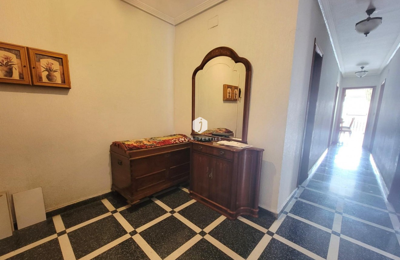 Resale - Apartment / flat -
Torrevieja - Centro