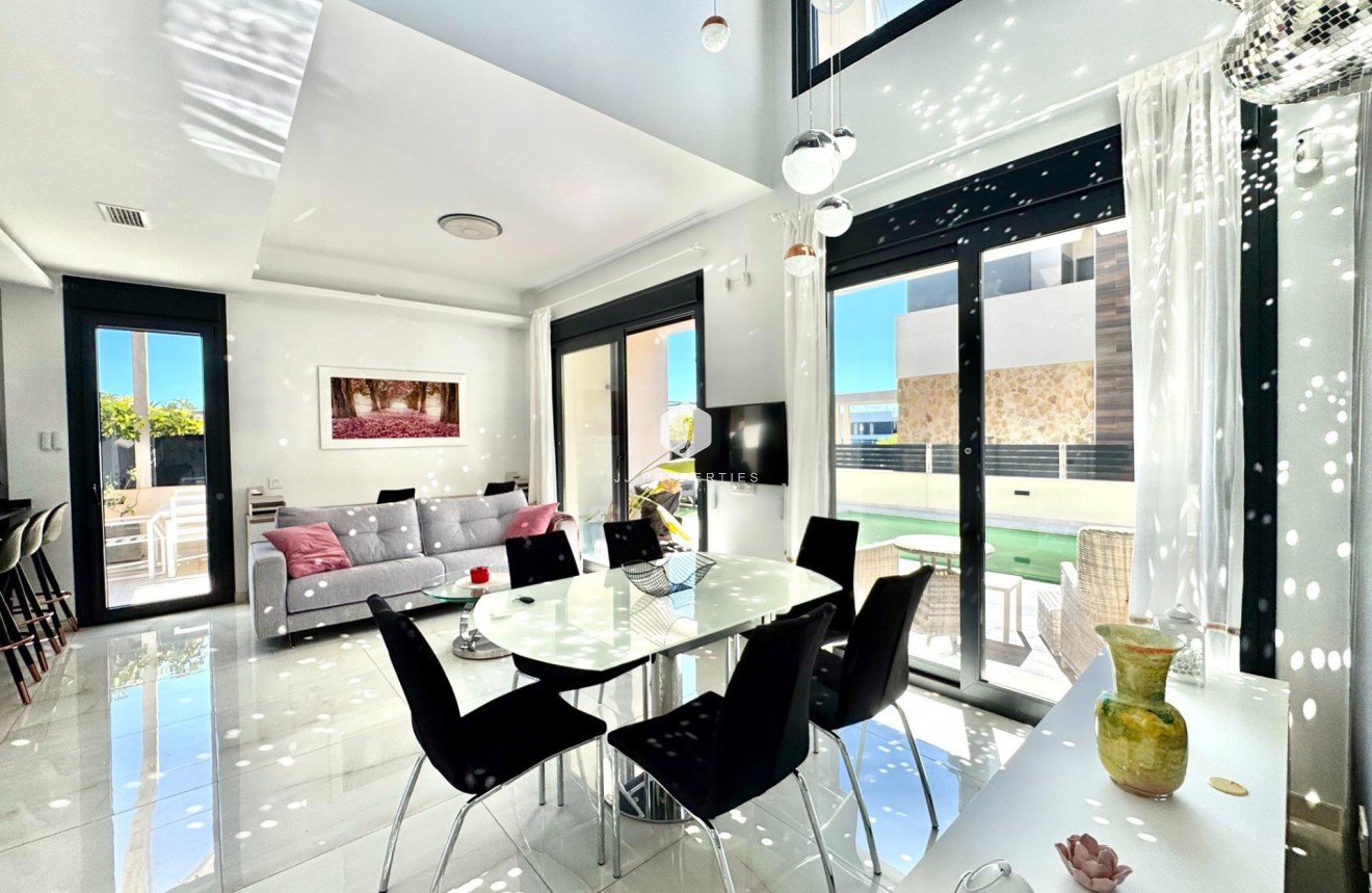 Resale - Villa -
Orihuela Costa - Lomas de Cabo Roig