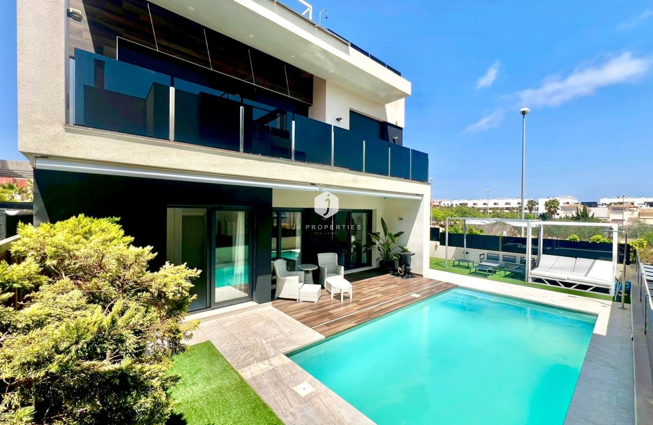 Resale - Villa -
Orihuela Costa - Lomas de Cabo Roig