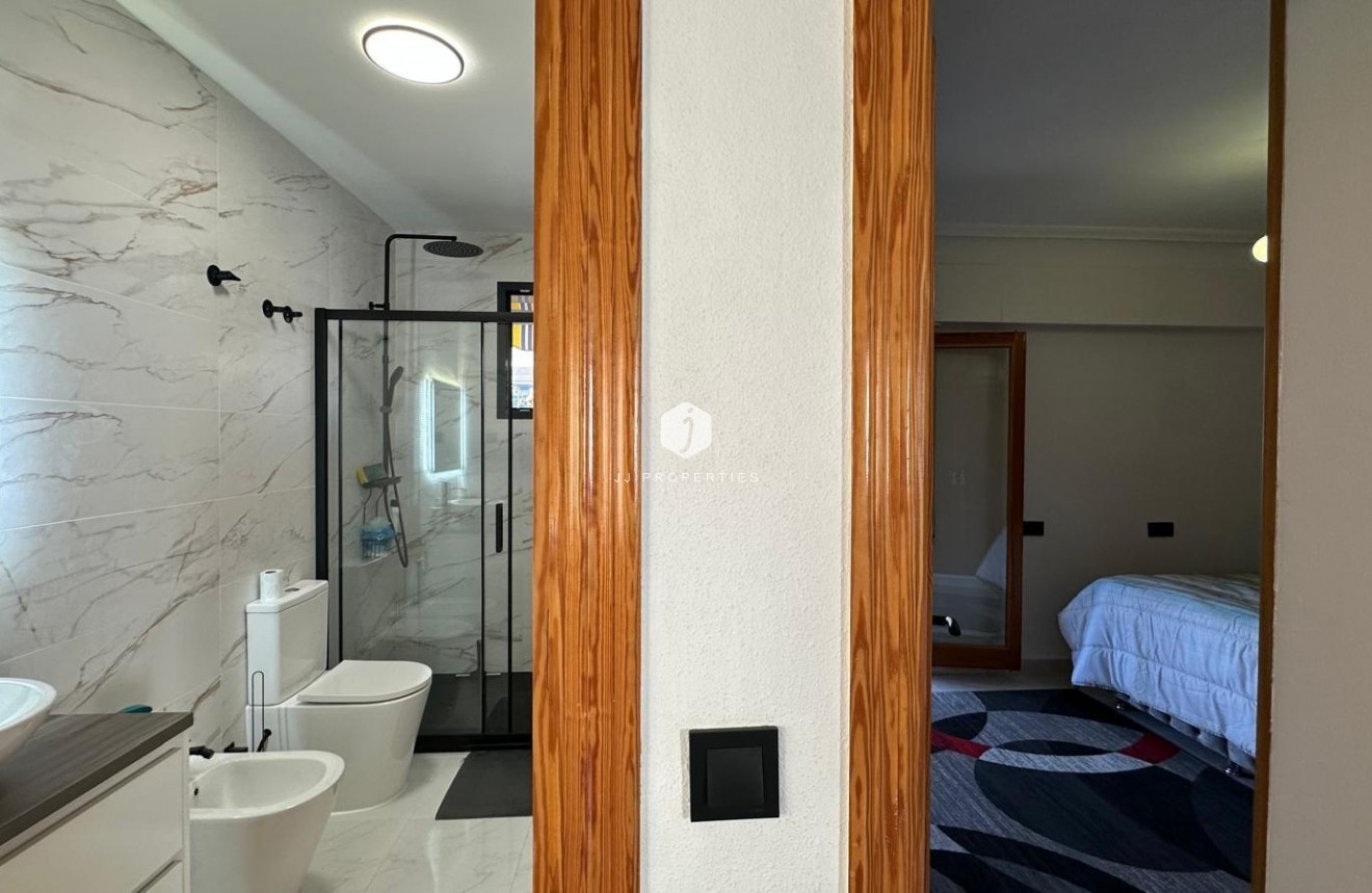 Segunda mano - Apartamento / piso -
Torrevieja - Centro