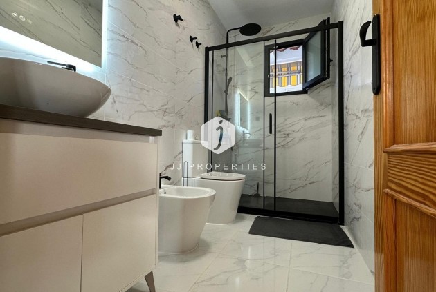 Segunda mano - Apartamento / piso -
Torrevieja - Centro