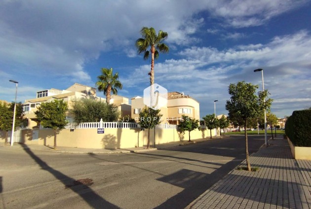 Resale - Villa -
Torrevieja - La Siesta - El Salado - Torreta