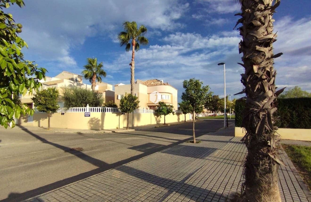 Resale - Villa -
Torrevieja - La Siesta - El Salado - Torreta