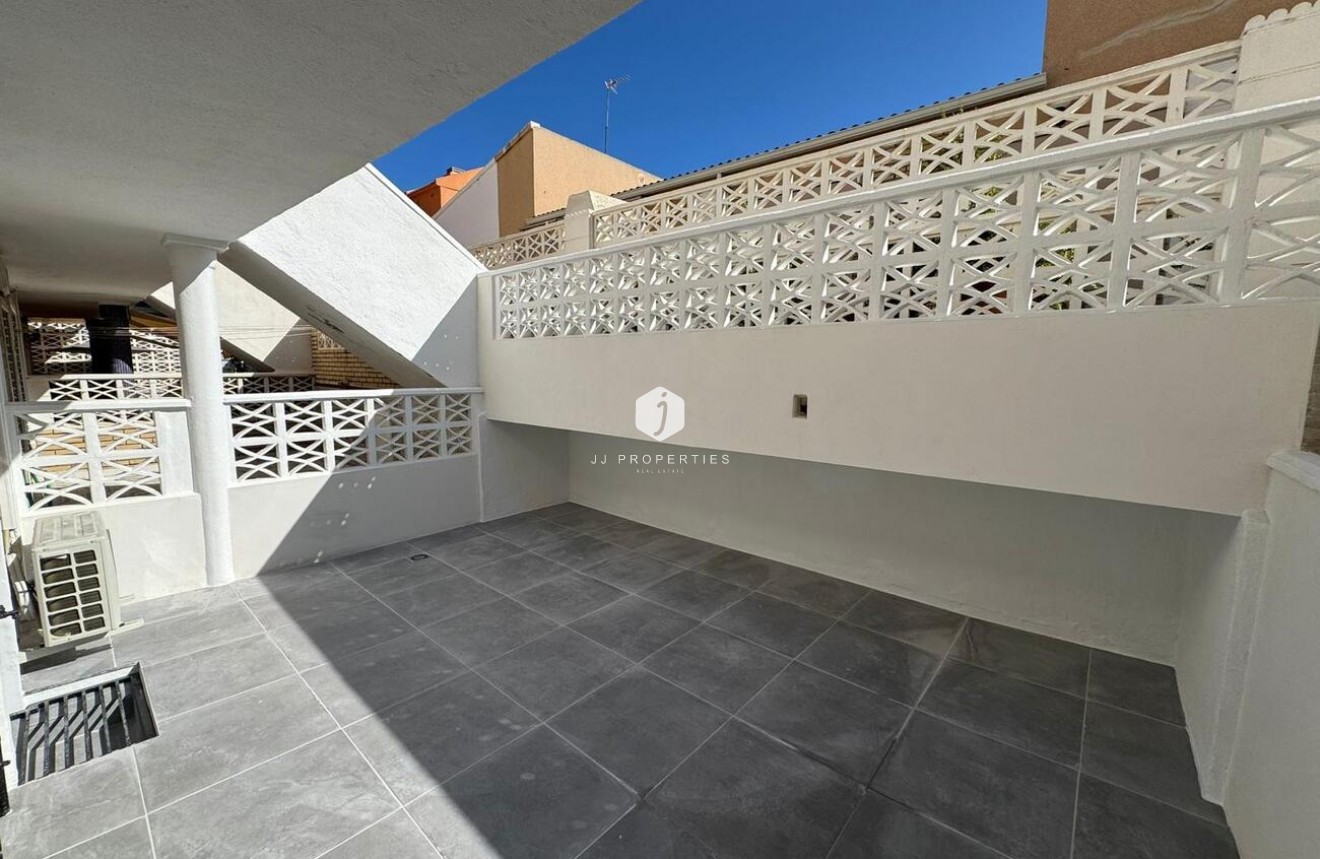 Z drugiej ręki - Mieszkanie w bloku -
La Mata