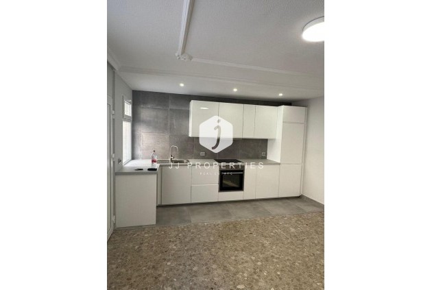 Z drugiej ręki - Mieszkanie w bloku -
La Mata